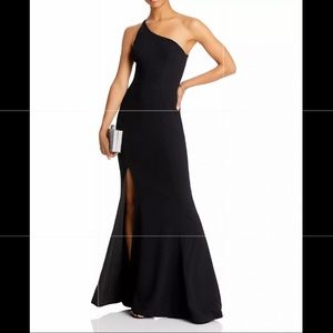 Dress the Population
Amy One-Shoulder Gown